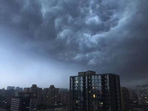 实拍北京暴雨，乌云压城，一秒入夜