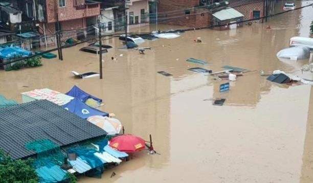 广州暴雨引发水浸灾情，沿街商铺损失惨重