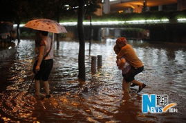 广州暴雨引发水浸灾情，沿街商铺损失惨重