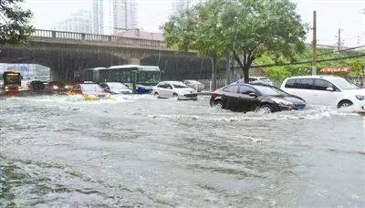 罕见大暴雨闯入北方，天灾之下的城市与人民