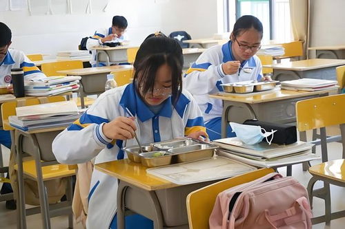 学生自带饭要蹲教室外吃？官方回应