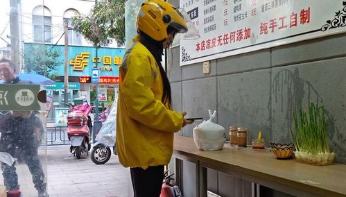 温暖瞬间，外卖员蹲下帮女生独自输液时的餐食摆放