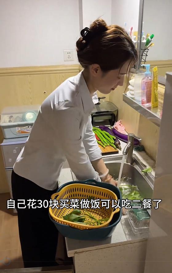 温暖瞬间，外卖员蹲下帮女生独自输液时的餐食摆放