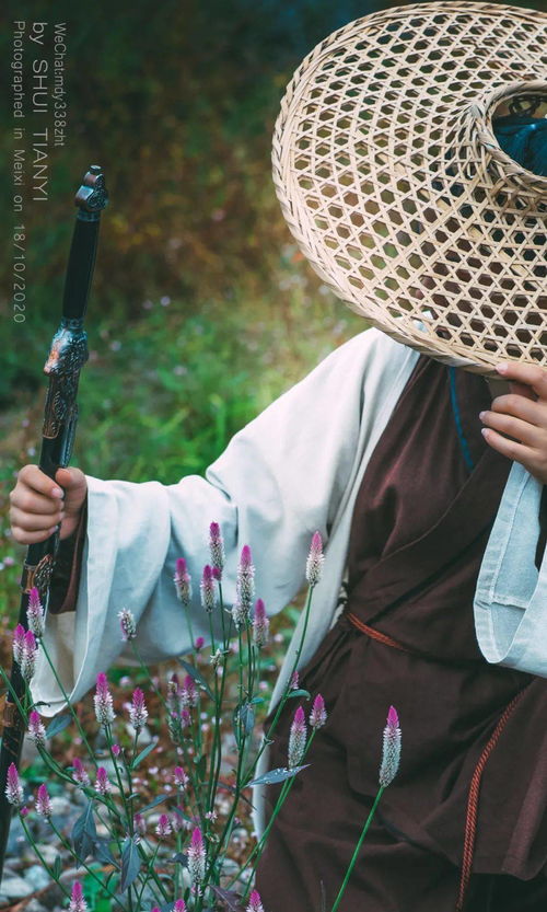 男子持宝剑戴斗笠上街，传统与现代的交融